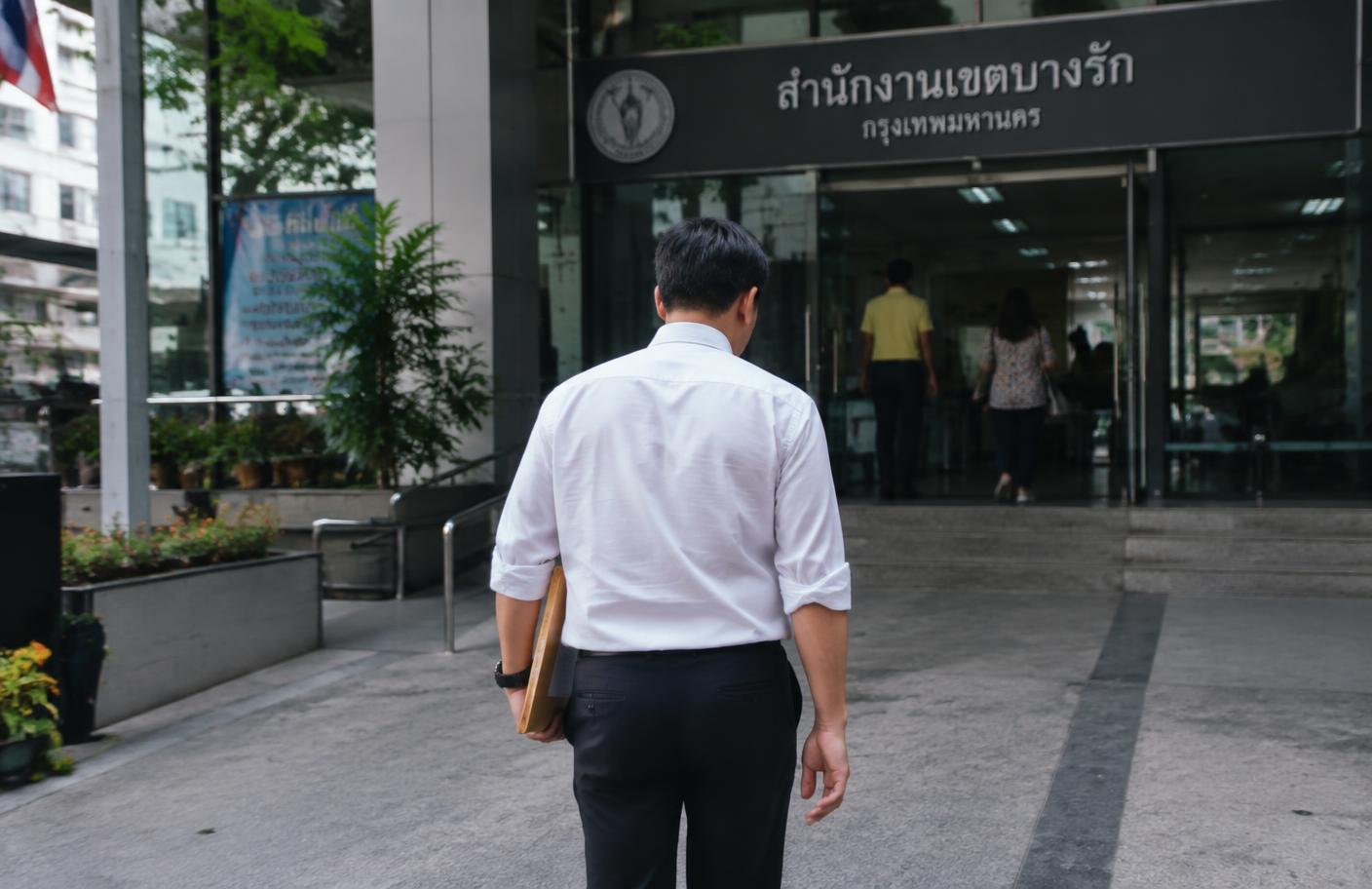 ส่งมอบหนังสือรับรองความประพฤติให้ผู้ใช้บริการจากเขตดินแดง กรุงเทพมหานคร