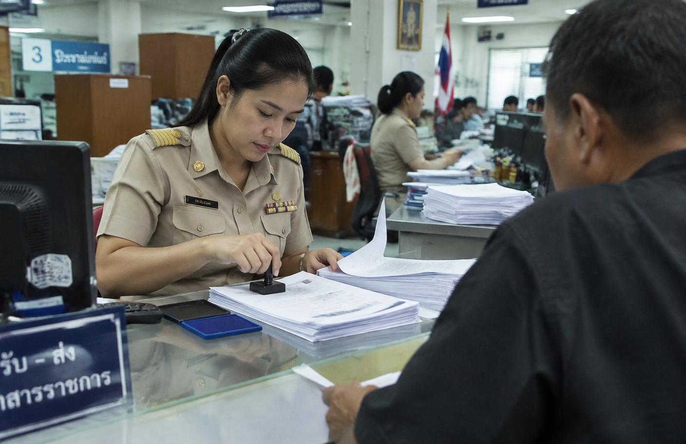 เจ้าหน้าที่ตรวจเอกสารของผู้ยื่นสัญชาติญี่ปุ่นก่อนยื่นคำร้อง