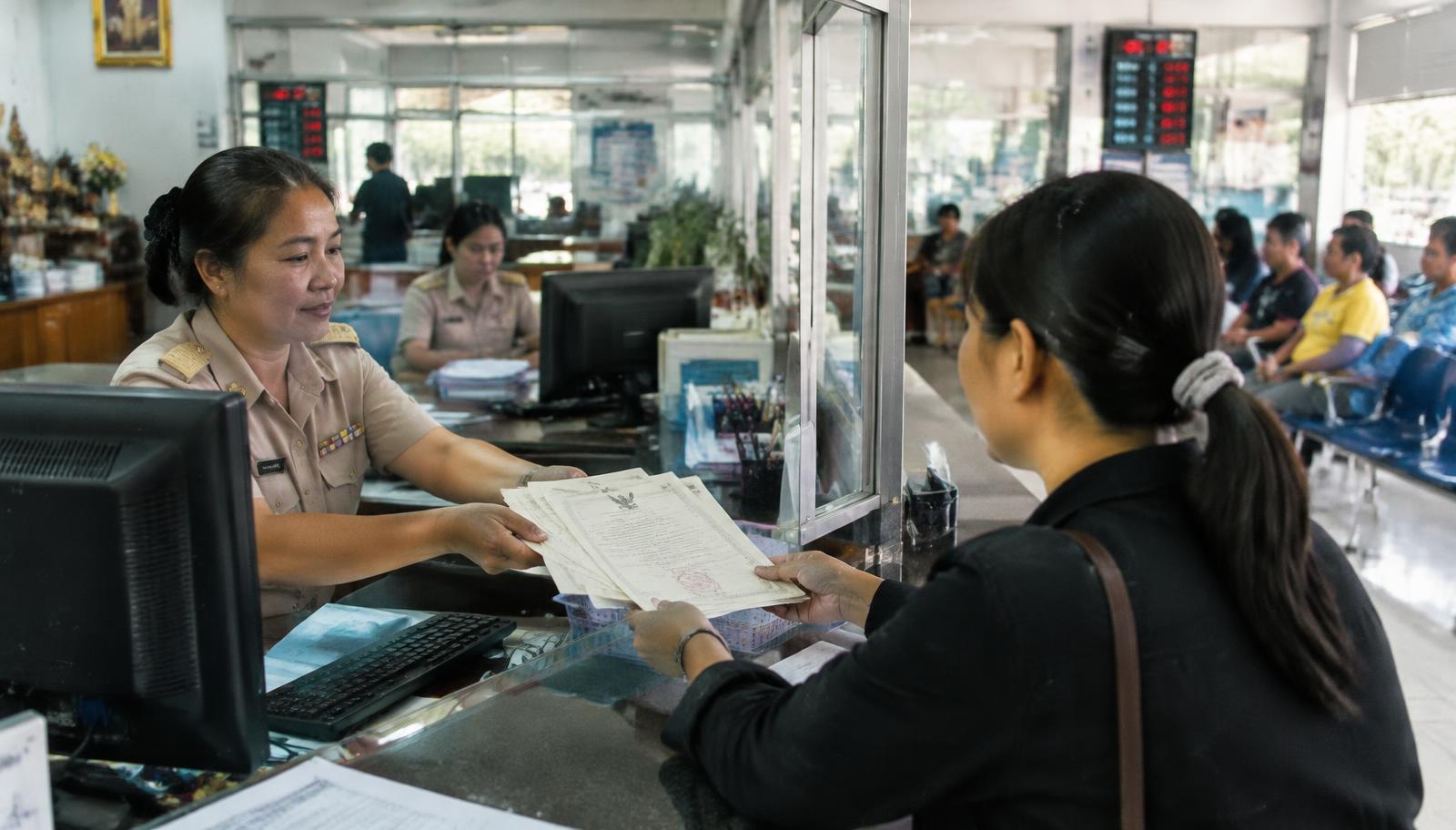 ภาพจำลอง: เจ้าหน้าที่ที่ว่าการเขตส่งสำเนาเอกสารทะเบียนให้ผู้รับมอบอำนาจ