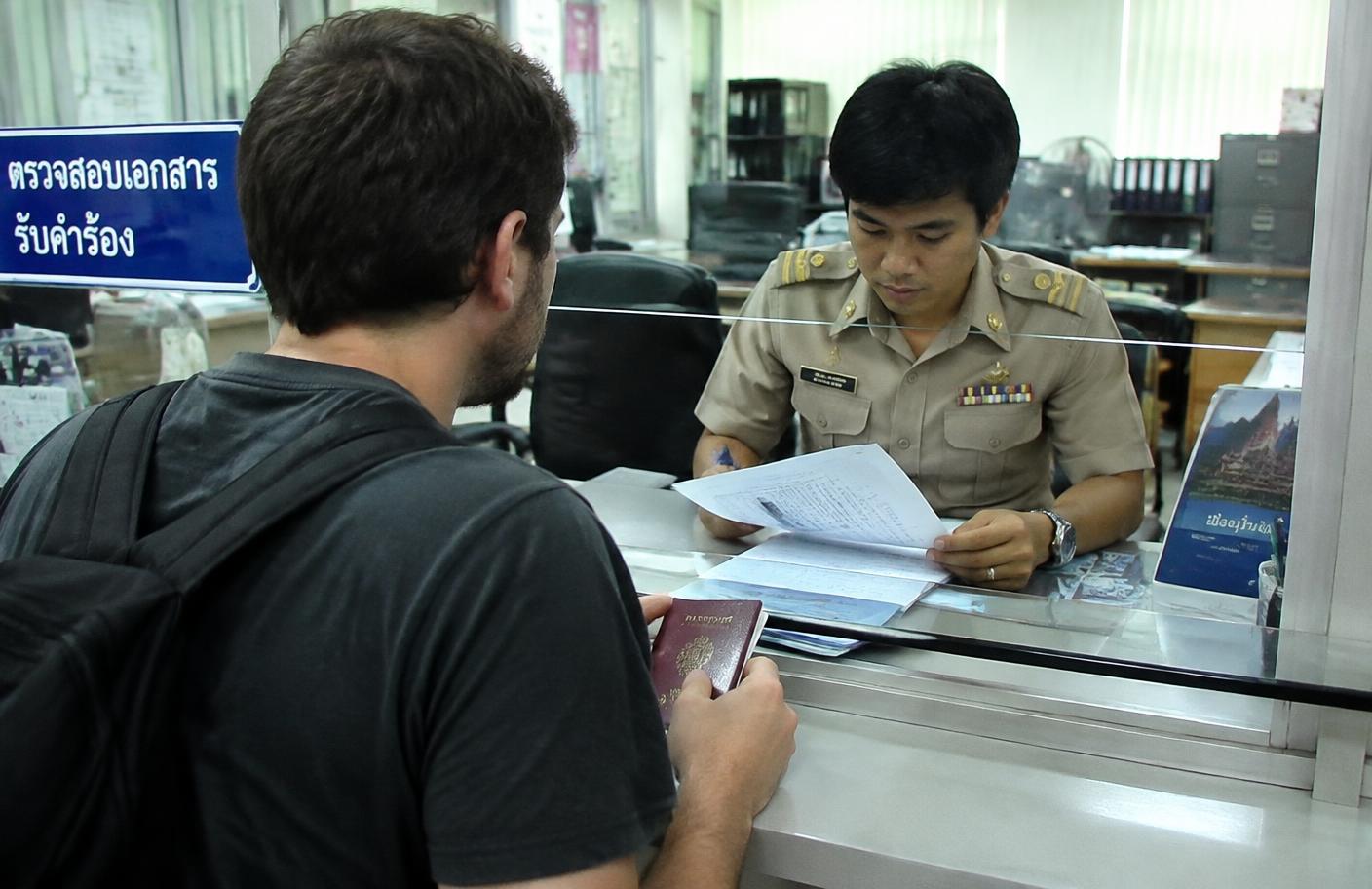 ทีมงานตรวจคำแปลภาษาอาหรับก่อนส่งรับรอง